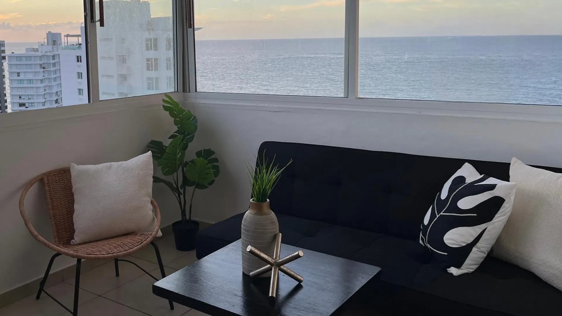 Apartamento Estudio Con Vista Al Mar Y La Ciudad, Condado San Juan Puerto Rico